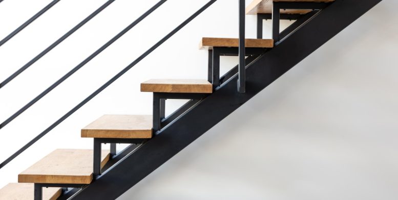 Escalier en fer double quart tournant : une touche industrielle à votre décoration